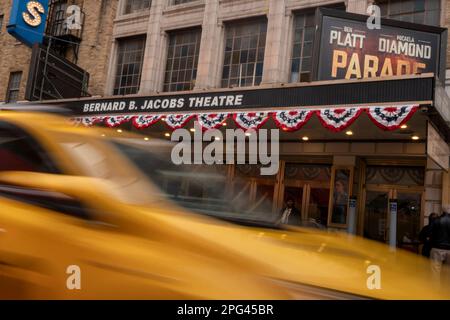 Il tendone del Teatro Bernard B. Jacobs, visto domenica 12 marzo 2023, promuove la rinascita della “Parata”. (© Richard B. Levine) Foto Stock