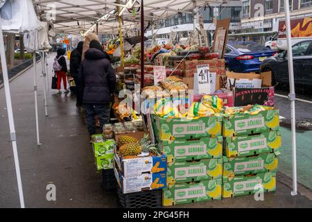 Stand di frutta a Chelsea a New York martedì 14 marzo 2023. (© Richard B. Levine) Foto Stock