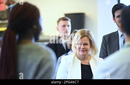 Ottawa, Canada. 20th Mar, 2023. Nancy Faeser (SPD), Ministro federale degli interni e degli interni, parla con i dipendenti della società di sensori in calcestruzzo Giatec. L'obiettivo del viaggio è quello di tenere colloqui con i ministri responsabili della politica del mercato del lavoro, dell'immigrazione e della sicurezza pubblica. Il tema è l'assunzione di lavoratori qualificati. Credit: Britten/dpa/Alamy Live News Foto Stock