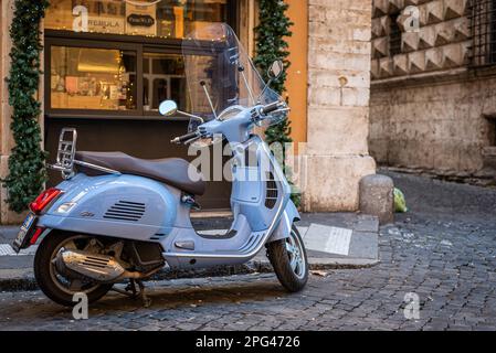 Roma Italia, 23 gennaio 2022: Vespa Scooter blu su ciottoli in Via Roma durante il giorno Foto Stock