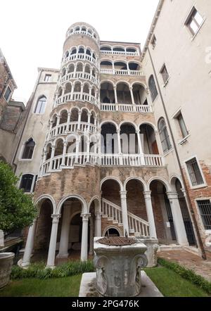 La famosa scalinata del Palazzo Contarini del Bovolo o del Palazzo Contarini Minelli dal Bovolo a Venezia Foto Stock