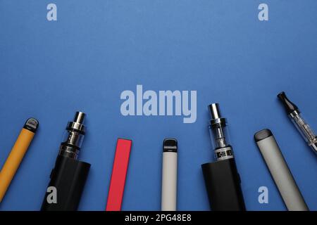 Sigaretta elettronica usa e getta blu su sfondo bianco Foto stock