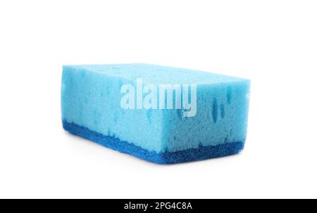 Spugna di pulizia blu chiaro con spugnetta abrasiva isolata su bianco Foto Stock