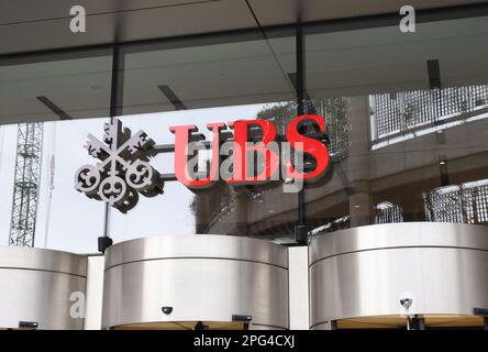 Londra, Regno Unito. 20th Mar, 2023. L'esterno di Swiss Bank UBS nel distretto bancario della City of London lunedì 20 marzo 2023. Il gruppo bancario Credit Suisse è stato acquistato ieri sera dalla banca svizzera UBS per 3,25 miliardi di dollari. La mossa di UBS, speriamo, calmerà i mercati finanziari globali, ma probabilmente spazzerà via gli azionisti del Credit Suisse. Foto di Hugo Philpott/UPI Credit: UPI/Alamy Live News Foto Stock