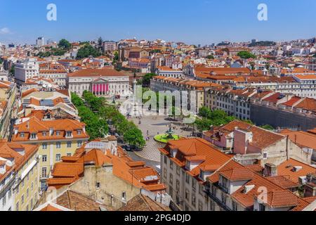 Lisbona, Portogallo paesaggio panoramico di piazza Dom Pedro IV, Praca Dom Pedro IV, con colonna circondata da basso edificio tradizionale in piastrelle rosse sul tetto Foto Stock