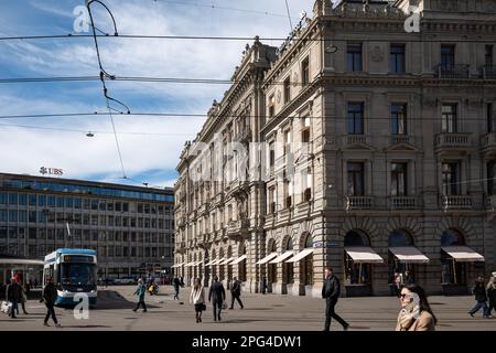 Sede centrale di UBS e della banca Suisse nella città di Zurigo Svizzera il 16 2023 marzo, grandangolo, vista sulla strada. Foto Stock