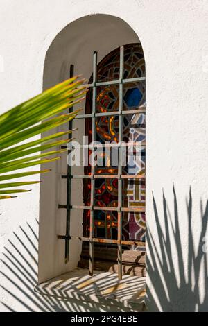 Casa araba con finestra e foglia di palma con ombra e luce solare in Svizzera. Foto Stock