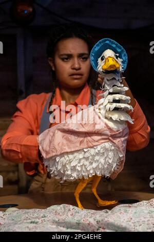 Londra, Regno Unito. 20 marzo 2023. Pena Iiyambo come Jemima Puddle-Duck ad una fotocellula per l'avventura di Pasqua di Peter Rabbit in Covent Garden Piazza. Spettacoli dal vivo e burattini creano un'esperienza di visita che accompagna Beatrix Potter in una missione per salvare Jemima Puddle-Duck dalle grinfie di McGregor. Lo spettacolo si svolge a Pasqua dal 21 marzo al 16 aprile. Credit: Stephen Chung / Alamy Live News Foto Stock