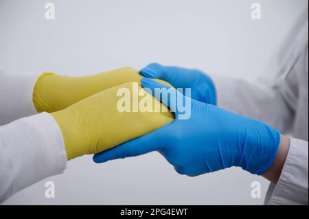 Il concetto di carità, amore, donare e aiutare mano Ucraina. Foto Stock