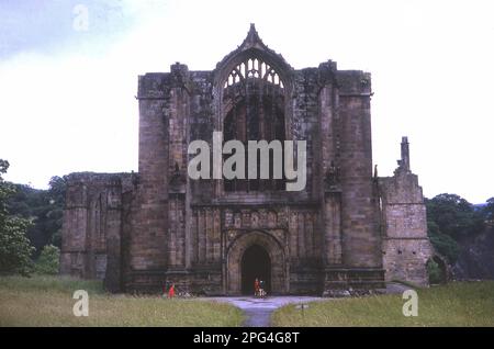 1965, storica, vista esterna da quest'epoca della facciata occidentale del Bolton Priory, Bolton Abbey (Village) England, UK, una chiesa gotica nello Yorkshire Dales. Foto Stock