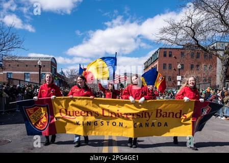 La Queens University si trova al 2023 di South Boston St Patrick's Day e la Parata del giorno dell'evacuazione Foto Stock