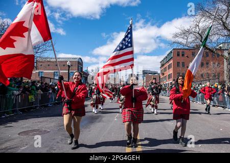 La Queens University si trova al 2023 di South Boston St Patrick's Day e la Parata del giorno dell'evacuazione Foto Stock