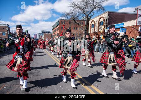 La Queens University si trova al 2023 di South Boston St Patrick's Day e la Parata del giorno dell'evacuazione Foto Stock