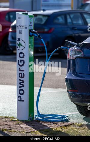 Stazione di ricarica rapida per auto elettriche, del fornitore olandese PowerGo, nel porto di Eemshaven, alimentata da energia rinnovabile, Paesi Bassi; Foto Stock