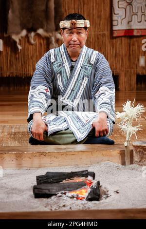 16 marzo 2023, Shiraoi, Hokkaido, Giappone: Un uomo introduce la cultura Ainu ai giornalisti stranieri (non raffigurati) presso il Museo e Parco Nazionale Ainu (Upopoy) nella città di Shiraoi. Upopoy è un centro per lo sviluppo, la creazione e la rivitalizzazione che ha aperto nel luglio 2020 come 'area imbolic per l'unità etnica' sul lago Poroto. La gente può conoscere la storia, la cultura e il cibo dell'Ainu attraverso tutti e cinque i sensi. Ainu cultura e iniziative per un Hokkaido a zero emissioni di carbonio, come il primo impianto di cattura e stoccaggio di carbonio (CCS) del Giappone nel fondale marino nell'area portuale di Tomakomai, la zona di energia rinnovabile i Foto Stock