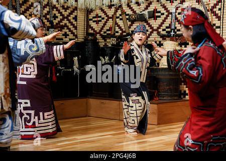 16 marzo 2023, Shiraoi, Hokkaido, Giappone: Il popolo Ainu danza al Museo Nazionale Ainu e Parco (Upopoy) nella città di Shiraoi. Upopoy è un centro per lo sviluppo, la creazione e la rivitalizzazione che ha aperto nel luglio 2020 come 'area imbolic per l'unità etnica' sul lago Poroto. La gente può conoscere la storia, la cultura e il cibo dell'Ainu attraverso tutti e cinque i sensi. La cultura e le iniziative di Ainu per un Hokkaido a zero emissioni di carbonio, come il primo impianto giapponese di cattura e stoccaggio del carbonio nel fondale marino nell'area portuale di Tomakomai, la Renewable Energy zone di Ishikari e il Parco Moerenuma, sono state coperte d Foto Stock