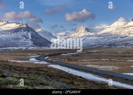 Autostrada fuori dal villaggio costiero di Faskrudsfjordur entrando nel tunnel di Fáskrúðsfjarðargöng, Eastfjords, Islanda Foto Stock