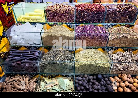 Erbe e spezie essiccate in vendita nel Mutrah Souq Bazaar, Muscat, Oman Foto Stock
