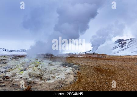 Area geotermica di Hverir ai piedi del monte Namafjall, Islanda Foto Stock