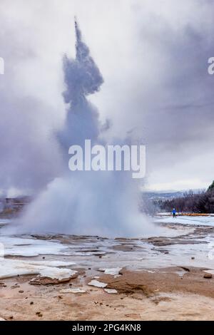 Strokkur geyser, Haukadalur Valley Geotermal Area sulla Golden Circle Route, Islanda Foto Stock