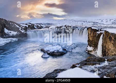 Godafoss "cascata degli dei" del fiume Skjálfandafljót, Islanda settentrionale Foto Stock