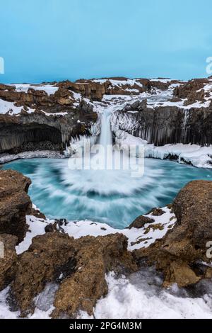 Cascata Aldeyjarfoss e colonne laviche basaltiche nelle Highlands dell'Islanda Foto Stock