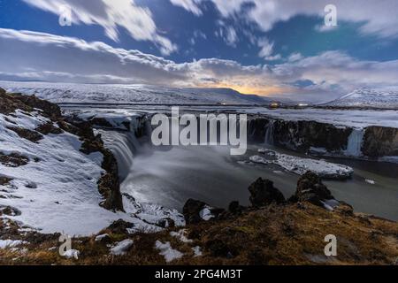 Aurora borealis sulla luna Godafoss 'cascata degli dei', Islanda del Nord Foto Stock