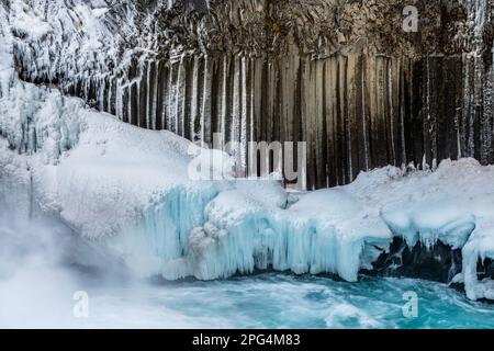 Cascata Aldeyjarfoss e colonne laviche basaltiche nelle Highlands dell'Islanda Foto Stock