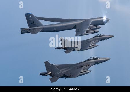 Mar Orientale, Corea del Sud. 19th Mar, 2023. NEGLI STATI UNITI Air Force B-52H Stratofortress strategic bombardiere aereo, è scortato da sudcoreano F-15K Slam Eagle combattenti durante l'esercizio di vigilanza Storm 23, 19 marzo 2023 sulla penisola coreana. Credito: 1st Lt. Cameron Silver/USA Air Force Photo/Alamy Live News Foto Stock