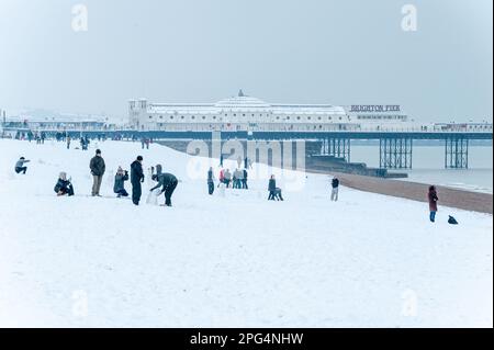 Brighton, 2nd 2009 febbraio: Neve rara sulla spiaggia di Brighton Foto Stock