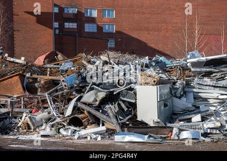 Pila di rottami metallici destinati al riciclaggio con Kyläsaaren Kierrätyskeskus sullo sfondo nel distretto di Kyläsaari, Helsinki, Finlandia Foto Stock