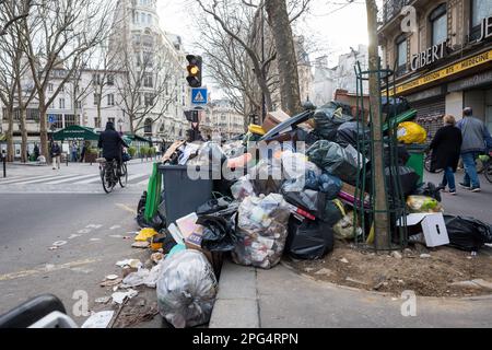 Parigi, Francia, 03/20/2023. Tonnellate di rifiuti che si accumulano sul marciapiede in una strada parigina durante lo sciopero - MARZO 20 2023 - Jacques Julien/Alamy Live News Foto Stock