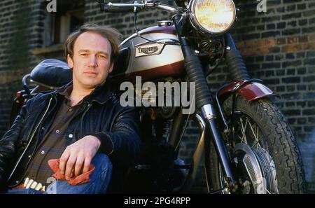 Attore Tim Woodward con la sua Triumph Bonneville classica moto Foto Stock