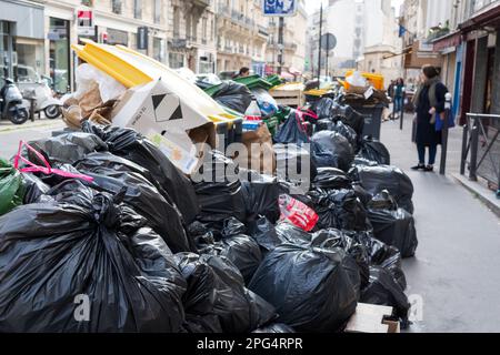 Parigi, Francia, 03/20/2023. Quantità di rifiuti non raccolti sulle strade di Parigi durante lo sciopero di raccoglitori di rifiuti - MARZO 20 2023 - Jacques Julien/Alamy Live News Foto Stock