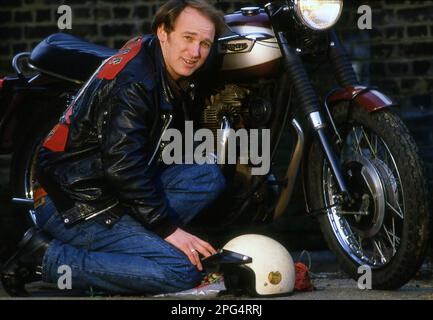 Attore Tim Woodward con la sua Triumph Bonneville classica moto Foto Stock