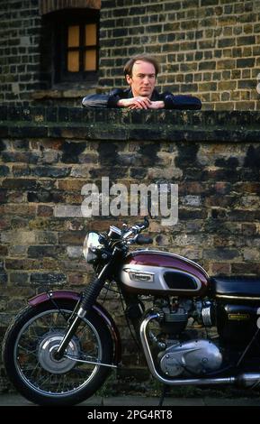 Attore Tim Woodward con la sua Triumph Bonneville classica moto Foto Stock