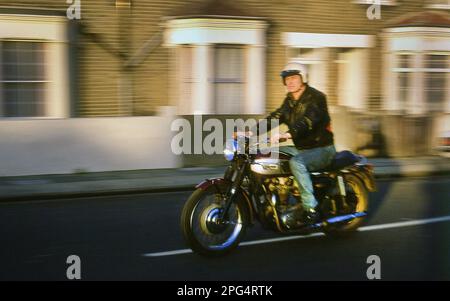 Attore Tim Woodward con la sua Triumph Bonneville classica moto Foto Stock