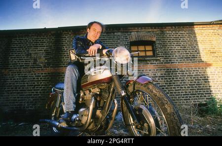 Attore Tim Woodward con la sua Triumph Bonneville classica moto Foto Stock