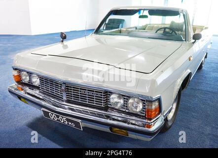 PARCO PATRIOT, KUBINKA, REGIONE DI MOSCA, RUSSIA - 11 luglio 2017: GAZ-14 Chaika cabriolet auto sovietica Foto Stock