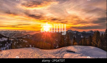 Sonnenuntergang am Tegernsee - Tramonto a Tegernsee, lunga esposizione, mistica, cielo, nuvole, neve, vista sulle montagne Foto Stock