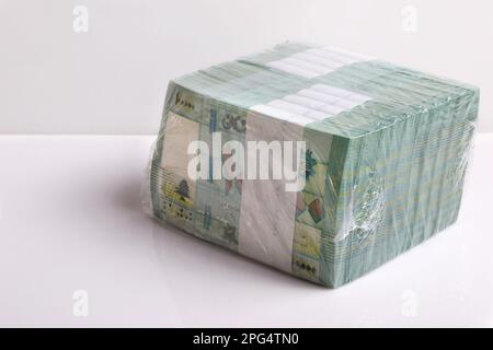 Una pila di lire libanesi, di 100.000 denominazioni, che simboleggia la caduta della valuta libanese. Foto Stock