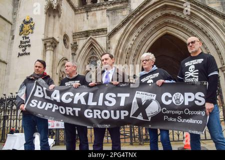 Londra, Inghilterra, Regno Unito. 20th Mar, 2023. DANIEL COLLINS (centro) si trova al di fuori delle Corti reali di Giustizia con i sostenitori in vista della lettura di una dichiarazione in tribunale aperto. Daniel Collins, membro del sindacato di Unite, che è stato impiegato dalla joint venture Costain/Skanska attraverso un'agenzia per lavorare alla stazione di Bond Street Crossrail nel 2015, è stato licenziato dal progetto dopo aver sollevato problemi di salute e sicurezza. Le società sono state accusate di ''˜blacklisting' Daniel Collins. (Credit Image: © Vuk Valcic/ZUMA Press Wire) SOLO PER USO EDITORIALE! Non per USO commerciale! Foto Stock