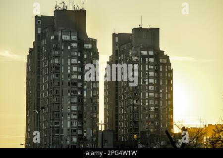 Tramonto a Nuova Belgrado, blocco 19, Serbia Foto Stock