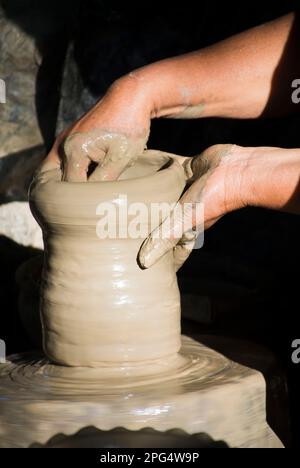 Villaggio donna fare pentola di creta Foto Stock