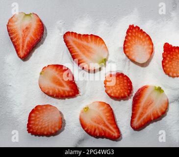 Polvere proteica di fragola e frutta fresca di fragola su fondo di marmo bianco. Vista dall'alto. Giacitura piatta Foto Stock