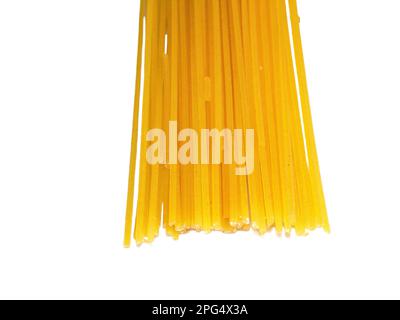 Spaghetti di mais isolati su sfondo bianco Foto Stock