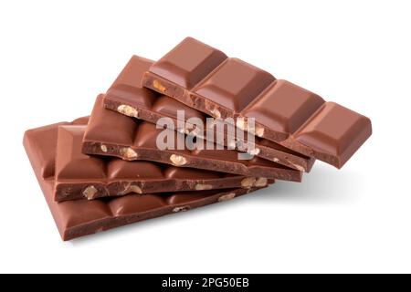 Pila di pezzi di cioccolato con pezzi di nocciola, isolato su bianco, percorso di ritaglio incluso Foto Stock