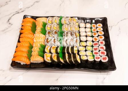 Il sushi è prodotto con un riso bianco dolce a grani corti chiamato riso giapponese; è condito con aceto di riso, zucchero, sale, alghe kambu Foto Stock