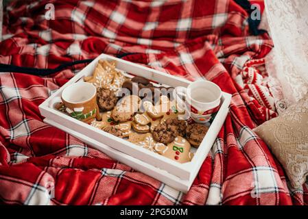 Una scena festiva con biscotti natalizi in un ambiente decorato a Natale Foto Stock