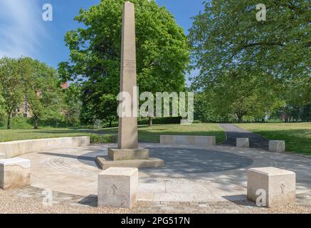 Restaurato alluvione posto indicatore acqua mostrando l'altezza raggiunta l'acqua nel novembre 1866 fiume Irwell alluvione. Situato a Peel Park Salford Manchester Foto Stock